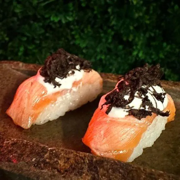 Brutal Nigiri mit Burrata und schwarzem Trüffel