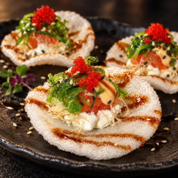 Salmon Crock: Garnelenchips mit Lachs, Wakame und Tobiko