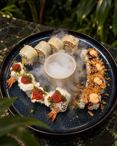 Sushi-Platte mit Trockeneisnebel