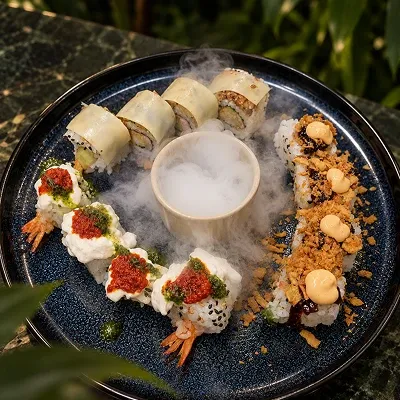 Sushi-Platte mit Trockeneisnebel