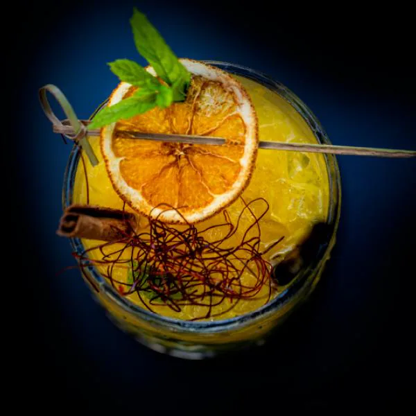 Okinawa Mango von oben, mit getrockneter Orange, Minze und Zimt